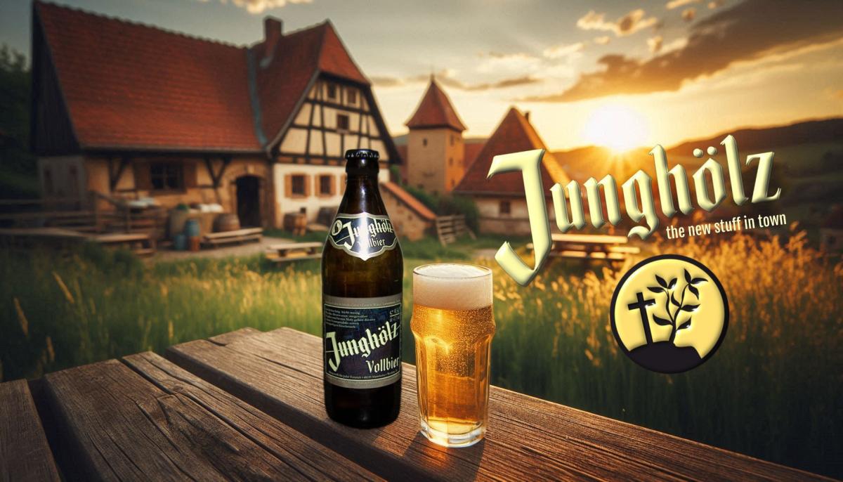 Eine Bierflasche steht mit einem gefüllten Bierglas auf einem Holztisch. Im Hintergrund ein ländlicher Bauerhof mit altem Fachwerk.